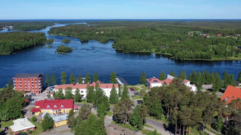 Upea maisema avautuu Iin Haminasta merelle päin. Hannu Lievetmursu ja Leena Happonen ovat kuvanneet dronella Iin maisemia yläilmoista.