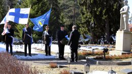 Seppelettä Haukiputaan sankarivainajien muistomerkillä laskemassa Rauno Heikkinen ja Jaakko Kaltakari.