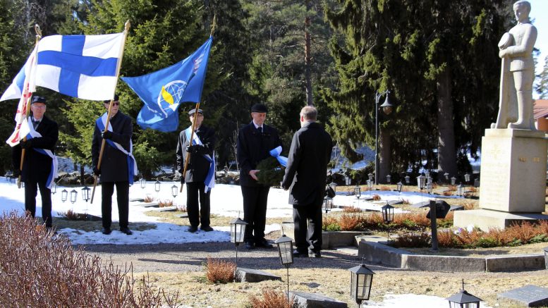 Seppelettä Haukiputaan sankarivainajien muistomerkillä laskemassa Rauno Heikkinen ja Jaakko Kaltakari.