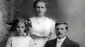 Amerikkaan lähteneistä sukulaisistaan Osmo ja Timo Räihä ovat löytäneet yhden perhekuvan. Vuonna 1911 tai 1912 otetussa kuvassa ovat Iistä lähtöisin oleva Kustaava Kaarlentytär Jussila, miehensä Nestori Puuska ja tyttärensä Helen (Helmi Jussila).