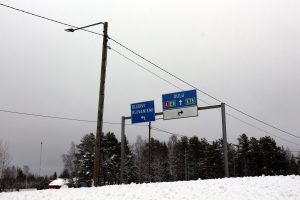 Kuivaniemen taajaman kohdalle on kaksi suunnitelmavaihtoehtoa, joista toisessa Kuivajoentien liittymä Nelostieltä poistuisi käytöstä. Kulku valtatien alitse olisi mahdollista.