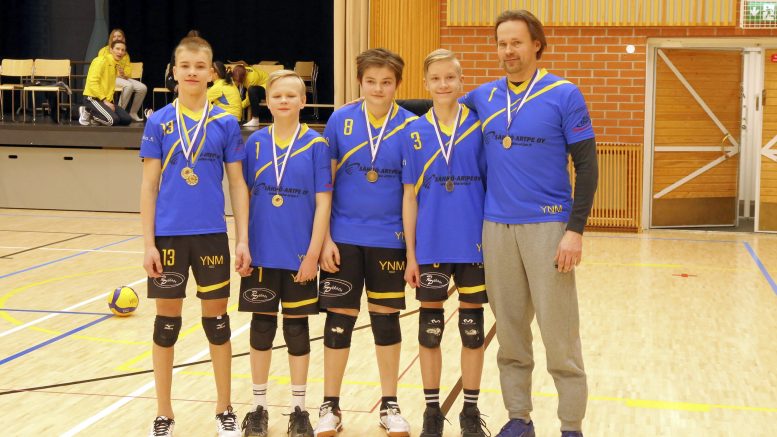 YNM:n voittoisa D-poikien joukkue ja valmentaja. Kuvassa ovat Pekka Vimpari (oik.), Arttu Kummala, Jouka Niskasaari, Lauri Vimpari ja Kasperi Lehto.