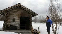 Savusaunan lämmittäminen ei ole kiireisen puuhaa. Lämmitykseen, siintymiseen ja häkälöylyjen heittelyyn Matti Vehkaoja varaa kaikkineen 6-7 tuntia.