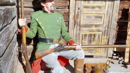 ”Veteraanin” polvella on venäläinen piilukkokivääri vuosimalli 1798. Oikeassa kädessä on Suomen sodassa palvellut pistimellä varustettu ruotsalainen piilukkokivääri, vm 1775. (Kuva: Kiiminki-Seura)