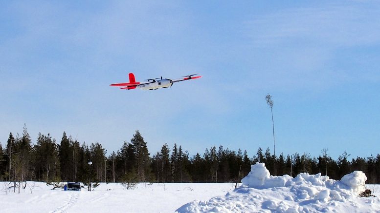 Reitiltä palaava lennokki jää kiertelemään laskeutumisalueen ylle, kunnes se siirretään käsiohjaukseen laskeutumista varten. Taustalla näkyy maassa paikallista magneettikenttää mittaava kenttäyksikkö. Sen miehet joutuivat siirtämään kauemmas tien vieressä kulkevasta sähkölinjasta, joka häiritsi yksikön toimintaa.