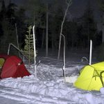 Yösija valmiina. Pakkanen ei retkeläisiä häirinnyt, sillä lämpötila pysytteli kymmenen miinusasteen tuntumassa. Kokemusta kolmikolla on kylmemmistäkin olosuhteista.