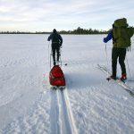 Umpihangen hiihtäjät kulkevat omia latujaan, perässä ei hiihdellä. Litokairassa voi kirjaimellisesti suksia suolle, sillä aavaa riittää maisemassa kilometrikaupalla.
