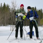 Taneli Mäntylä (oikealla) ja Janne Puolitaival tarkkaamassa suuntaa Litokairan porokämpälle hiihtomatkan ollessa aluillaan.