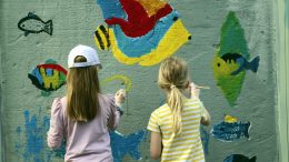 Lapset pääsivät maalaamaan kaloja Haukiputaan vesitornin kylkeen.