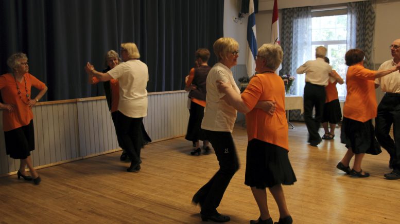 Vierivien Kivien tanssiesityksessä oli vauhtia, kuten aina kuntotansseissa Heiton talolla.