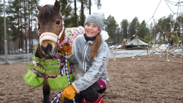 Aada-Minea Hanhela oli esittelemässä Taikatallin poneja ja ratsastusharrastusta. Kuvassa Ilona-poni.