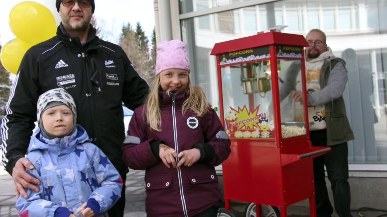 Ilkka, Ella ja Onni Ukkola osallistuivat vapunaaton tapahtumaan. Popcorn-konetta hoitelemassa Marko Suvanto.