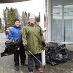 Siikasaaren suunnalta tienvarsien siivouksen aloittaneet Jaakko Heikkinen ja Minna Karhu hakemassa tyhjää jätesäkkiä asukastuvalta.