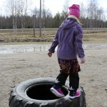 Venla Kokkoniemen mielestä on hauskaa touhuta kentällä ja kokeilla ei juttuja. Traktorin renkaan päällä tasapainoilu sujuu jo hienosti.