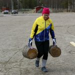 LandeCrossfitia ohjannut Outi Kokkoniemi näytti mallia, miten pölkyillä saa lisää tehoa harjoitteluun.