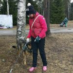 Elina Joenkoski keräämässä roskia leikkipuiston liepeillä, taaempana Raisa Ahlholm. Mukana talkoissa oli myös Guassa-koira. Kuvat: Titta Kivimäki.