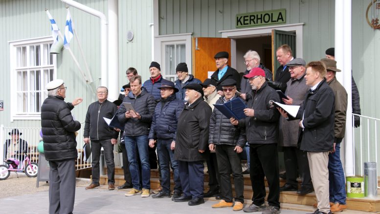 Haukiputaan Mieskuoroa johti Rauno Rännäli.