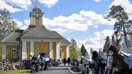 Ylikiimingin kirkolle parkkeeraa taas helatorstaina pihan täydeltä moottoripyöriä, kun perinteinen motoristikirkko järjestetään jo 23 kerran. (Kuva: Terhi Ojala)