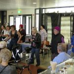 Senioriteatterin Päättyneiden päivien baari viihdytti ikäihmisiä Haukiputaalla. (Kuva: Tapio Kangas)