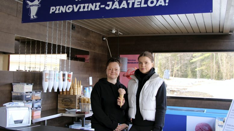 Toivottavasti kesästä tulee lämmin ja aurinkoinen. Haukiputaan uuden jäätelökioskin tiskillä Susanna Kallio (vas.) ja Milla Kallio.