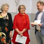 Liisa Ervasti (vas.) ja Sirpa Ervasti vastaanottivat onnitteluja, vuorossa Heiton tervehdyksen tuonut Sami Kotijärvi.