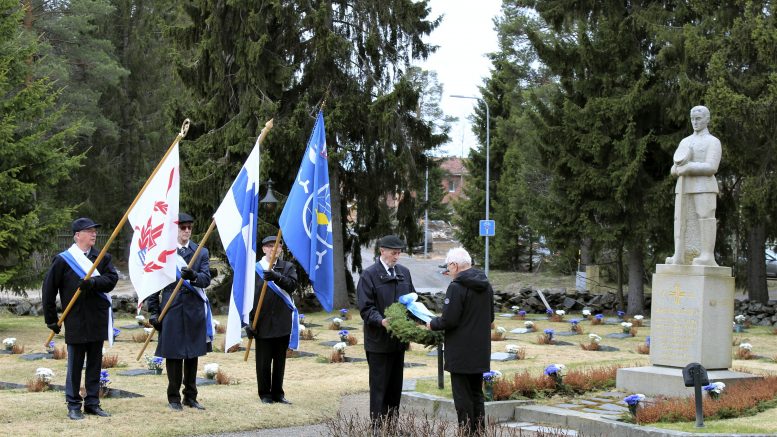 Haukiputaan Sotainvalidien ja Haukiputaan Rintamaveteraanien edustajat laskivat seppeleen sankarihautojen muistomerkille.