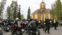 Gospelmusiikin siivittämä, tunnelmallinen jumalanpalvelus, kirkon täydeltä motoristeja ja parkkipaikan täydeltä moottoripyöriä. Voimakas yhteenkuuluvuuden tunne, yhteinen moottoriylistys ja paraatiajo läpi Ylikiimingin kirkonkylän. Näistä oli jälleen kerran tehty yli 20-vuotisen historian omaava Ylikiimingin motoristikirkko, josta motoristit hakivat siunausta tämän kesän ajokauteen. (Kuva: Teea Tunturi)