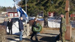 Yli-Iin koulun puolesta seppeleen sankarivainajien muistomerkille laskivat kahdeksasluokkalaiset Alida Manninen ja Väinö Ahola, taaempana seurakunnan seppeleen laskeneet Kaisa Lahdenperä ja Kyösti Hökkä. Kunniavartion muodostivat Yli-Iin reserviläisten puheenjohtaja Ismo Piri (muistomerkin takana) ja varapuheenjohtaja Sakari Heinikoski.