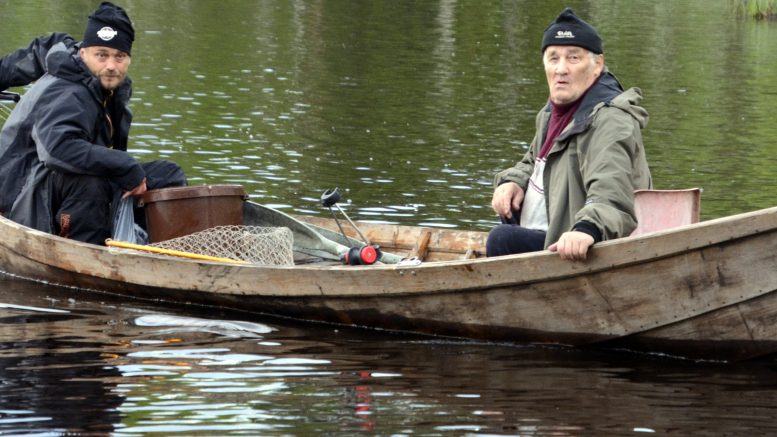 Jarkko Holmi (vas.) ja Lassi Kanniainen uistelivat Vuotonjärvellä kolmanneksi 30,190 kilolla ja kokonaiskisassa he olivat neljänsiä 48,925 kilon kokonaissaaliillaan.