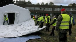 Kriiseihin varaudutaan muun muassa säännöllisesti järjestettävillä harjoituksilla. Kuva on vuonna 2017 Haukiputaalla järjestetystä evakuointiharjoituksesta.