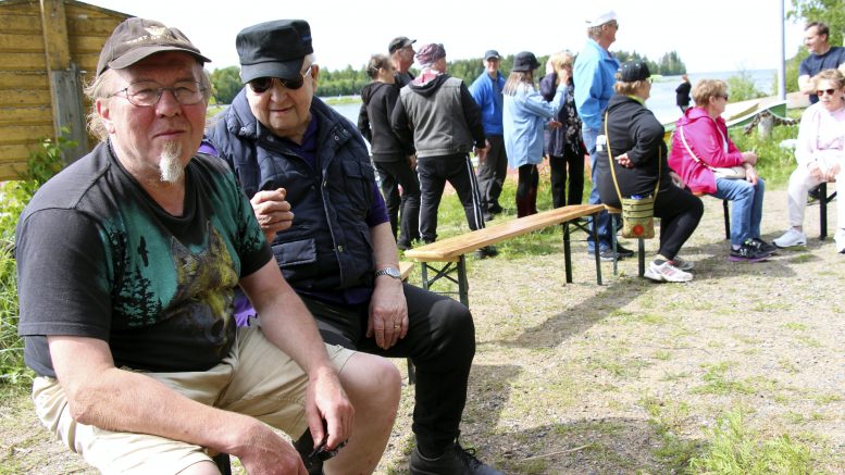 Kari Liedekselle (vas.) ja Veikko Koskiselle Kiiminkijoki on paras joki.