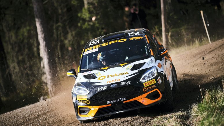 Nuori jääliläinen rallilupaus Toni Herranen valmistautuu uransa ensimmäiseen EM-ralliin, joka ajetaan tulevana viikonloppuna Puolan Mikolajkissa. Herranen kilpailee SM-sarjasta tutulla Ford Fiesta Rally4 -autolla, ERC Junior -luokassa. Kyseessä on junioreiden EM-kauden toinen osakilpailu. (Kuva: Hannu Rainamo)