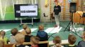 Lasse Kukkonen kiertää kouluilla Yhdessä koulurauhan puolesta -kampanjan merkeissä.