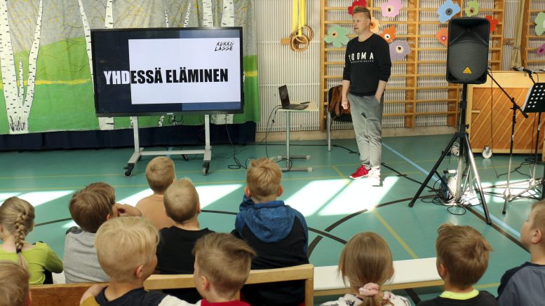 Lasse Kukkonen kiertää kouluilla Yhdessä koulurauhan puolesta -kampanjan merkeissä.