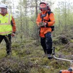 Metsä Groupin operaatiopäällikkö Jarmo Karhu (vasemmalla) kertoo, että Kemin biotuotetehtaan valmistumisen lähestyminen alkaa näkyä merkittävästi Lapin, Kainuun ja Pohjois-Pohjanmaan maakuntien puunhankinnassa. Korjuuseen ja puunkuljetukseen tarvitaan paljon uutta työvoimaa. Myös Hannu Oinaan kaltaisille metsureille on luvassa yhä uusia työmaita.