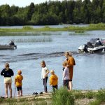 Siikasaaren ranta Kiiminkijoen syleilyssä on kaunis ja viihtyisä paikka, mutta uoman madaltuminen ja ruovittuminen herättävät huolta. Siikasaarta vastapäätä on Santaholma.