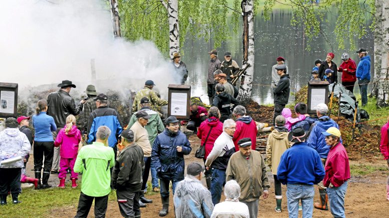 Tervahauta on Ylikiimingin perinneviikon kohokohta. Se rakennetaan jälleen Tervasautiolle. Kuva vuoden 2016 TervasTiima-viikolta. KUVA TEEA TUNTURI