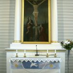 Yli-Iin kirkon alttaritaulun "Kristus Ristillä" (1933) maalasi oululainen Aukusti Koivisto. Raija Rastaan suunnittelema ja Asta Siuruan tekemä alttarivaate on valkoista sarjaa. Taivaaseen kohoava kyyhkynen on ylösnousemuksen vertauskuva.