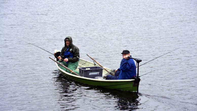 Hannu Holappa (vas.) ja Jari Inkala uistelivat Jolosjärvellä voittoon 13,260 kilon saaliillaan.