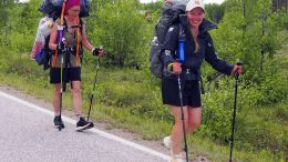 Vielä on askel kevyt ja hymykin irtoaa, kun Katri (edellä) ja Liisa taivaltavat jalkaisin Tannilan kohdalla vappuna käynnistynyttä matkaansa kohti pohjoista. Kun määränpäänä on Nuorgam, on reissu edennyt jo puolivälin paremmalle puolelle. Kuva: Ismo Piri