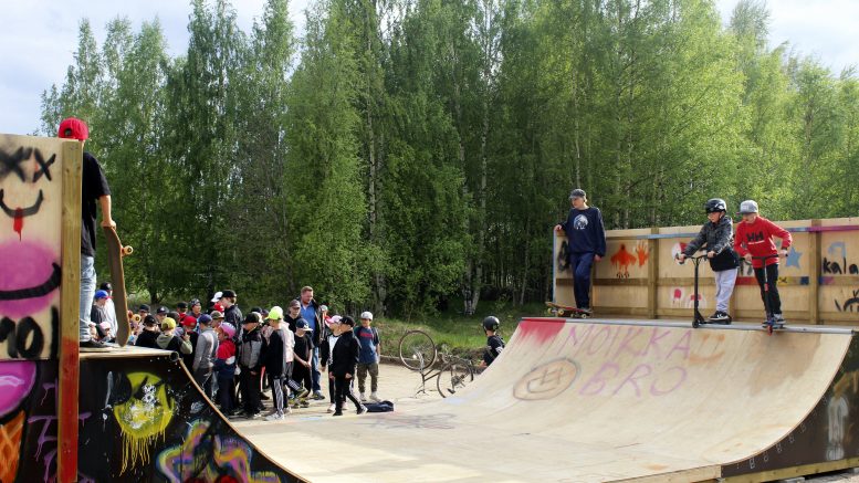 Kellon skeittiranpin avajaisissa nähtiin paljon myös skuutteja.