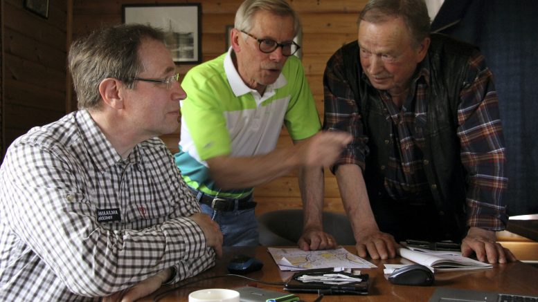 Paavo Kiviniemi (oik.) ja Tapio Kaarre kertoivat, että kunnostustarve on ollut toiveena vuoskymmeniä. Asiantuntijana kyläillassa oli Juha Siekkinen (vas.).