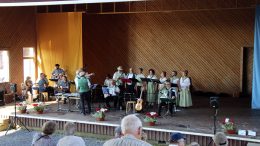 Laulupelimannien vilkkaaseen kesään kuuluu kolme Huilingin konserttia, joista Kotiseutuviikon yhteislaulut on toinen.
