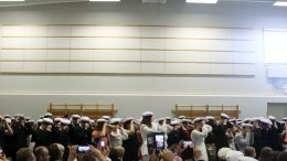 121 ylioppilasta sai painaa lauantaina valkolakin päähänsä Haukiputaan lukiossa.