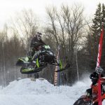 Eevertti SM snowcross Kokkola osakilpailussa 5.3.2022. Kuvassa kova taistelu kärkipaikasta.