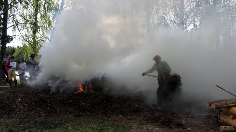 Heti syttymisen jälkeen tervahauta peitellään turpeilla. Näin säädellään ilmansaantia, jotta palaminen etenee hitaasti ja tasaisesti.