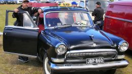 Vuoden 1966 Volgan toi Olhavaan Vesa Lakso, joka tunnusti auton taksimerkkien olevan myöhemmin löydettyä rekvisiittaa. Volgat olivat aikoinaan suosittuja juuri taksikäytössä, ja Lakson ajama kulkupelikin selvisi juuri tapahtuman alla katsastuksesta ilman huomautuksia.