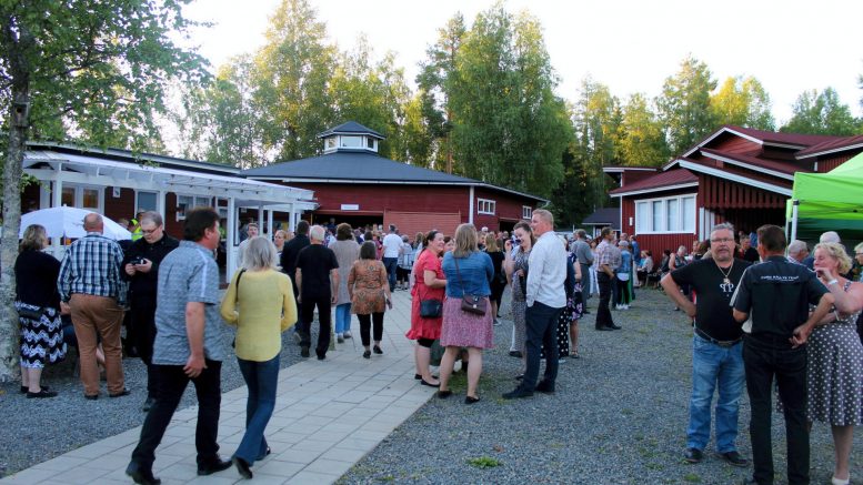 Järjestäjät olivat yllättyneitä juhlatanssien yleisömäärästä, joka kipusi yli 1 300 henkilöön.