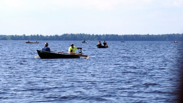 Kilpailualueena oli järven iso selkä, missä riitti tilaa uistinten vetämiseen. Kullakin venekunnalla sai samanaikaisesti olla vedessä vain kaksi uistinta.