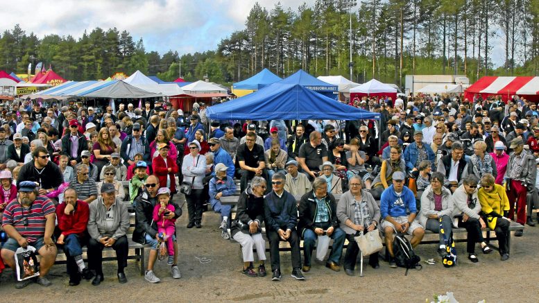 Kuivaniemen pitäjämarkkinat on ollut Rantapohjan alueen suurin kesätapahtuma. Nyt markkinat järjestetään nimellä Kuivaniemen kesämarkkinat. Kuvassa markkinayleisö odottaa lauantain pääesiintyjää Matti Nykästä vuonna 2017. (Kuva: Pekka Keväjärvi)